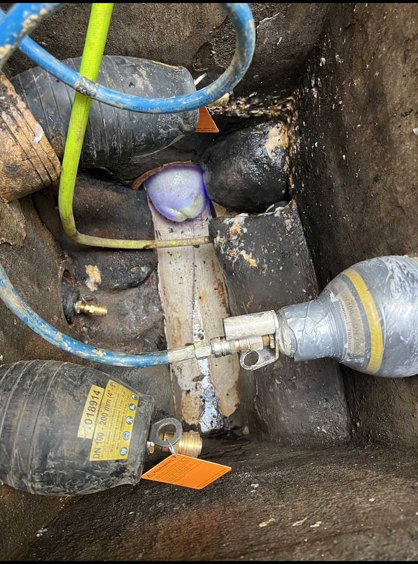 Underground pipe repair with tracer dye and test bungs on a Bracknell drainage job